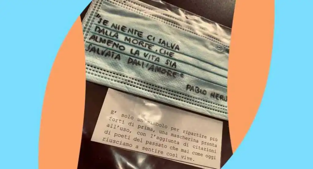 Mascherine poetiche con aforismi di Neruda e frasi benauguranti