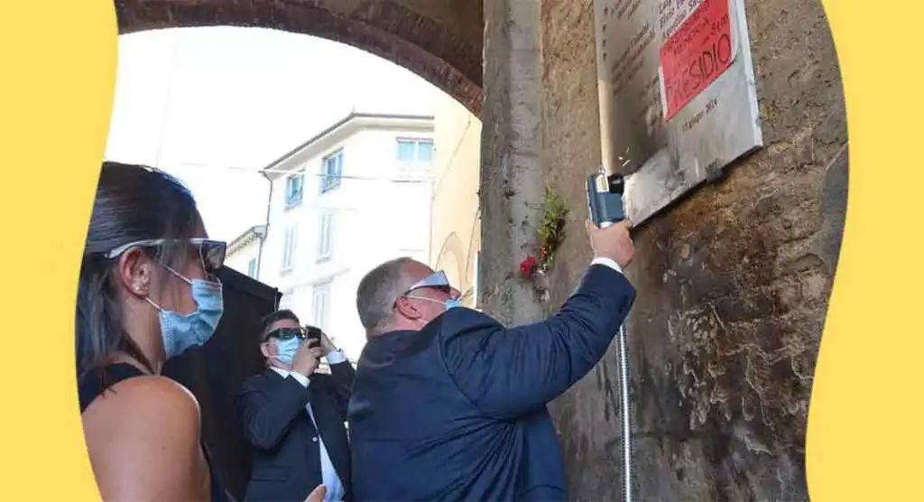 Ripulita grazie al laser El.En. lapide ai partigiani incendiata
