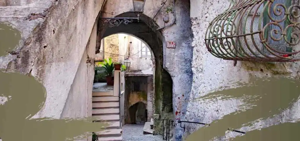 Salvatore Quasimodo, i ricordi e la nostalgia nella poesia “Vicolo”