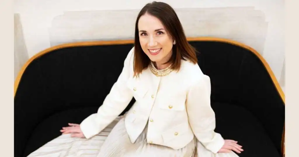 Chi è Felicia Kingsley, la geniale scrittrice più letta in Italia del 2024