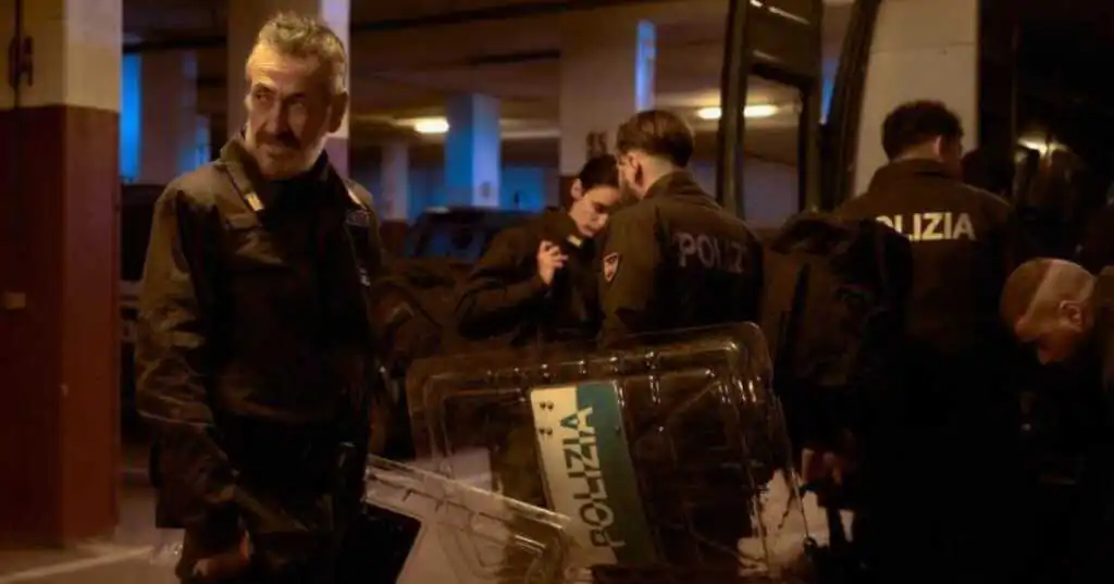 ACAB, la serie tv che esplora il confine tra ordine e caos dall'omonimo libro di Carlo Bonini
