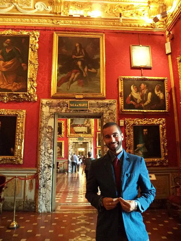Federico Giannini nella Galleria Palatina a Palazzo Pitti  a Firenze