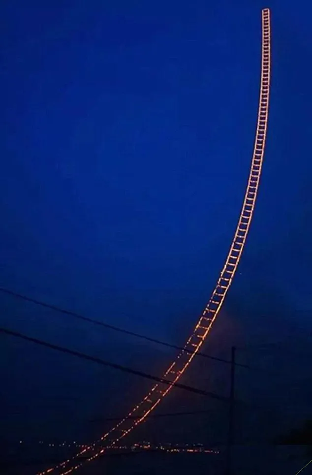 Sky Ladder: Un artista cinese ha creato questa scala di bruciore incredibile che si estende per 1,650ft verso il cielo