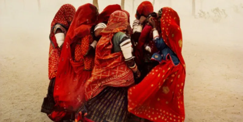 Gli scatti d'autore di Steve McCurry a confronto con la fotografia di oggi