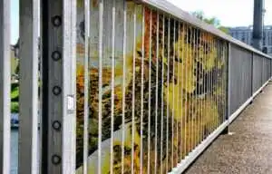 Le ringhiere artistiche che si vedono soltanto da una certa prospettiva