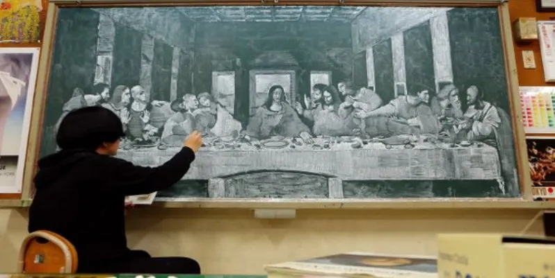 Giappone, un insegnate riproduce i grandi capolavori dell'arte sulla lavagna della scuola