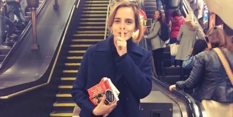 L'attrice Emma Watson distribuisce libri per la metropolitana di Londra con dedica
