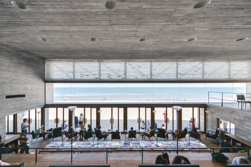 Seashore Library, la biblioteca cinese in riva al mare 