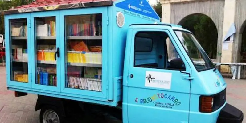 Bibliomotocarro, il maestro che distribuisce i libri con la sua ape