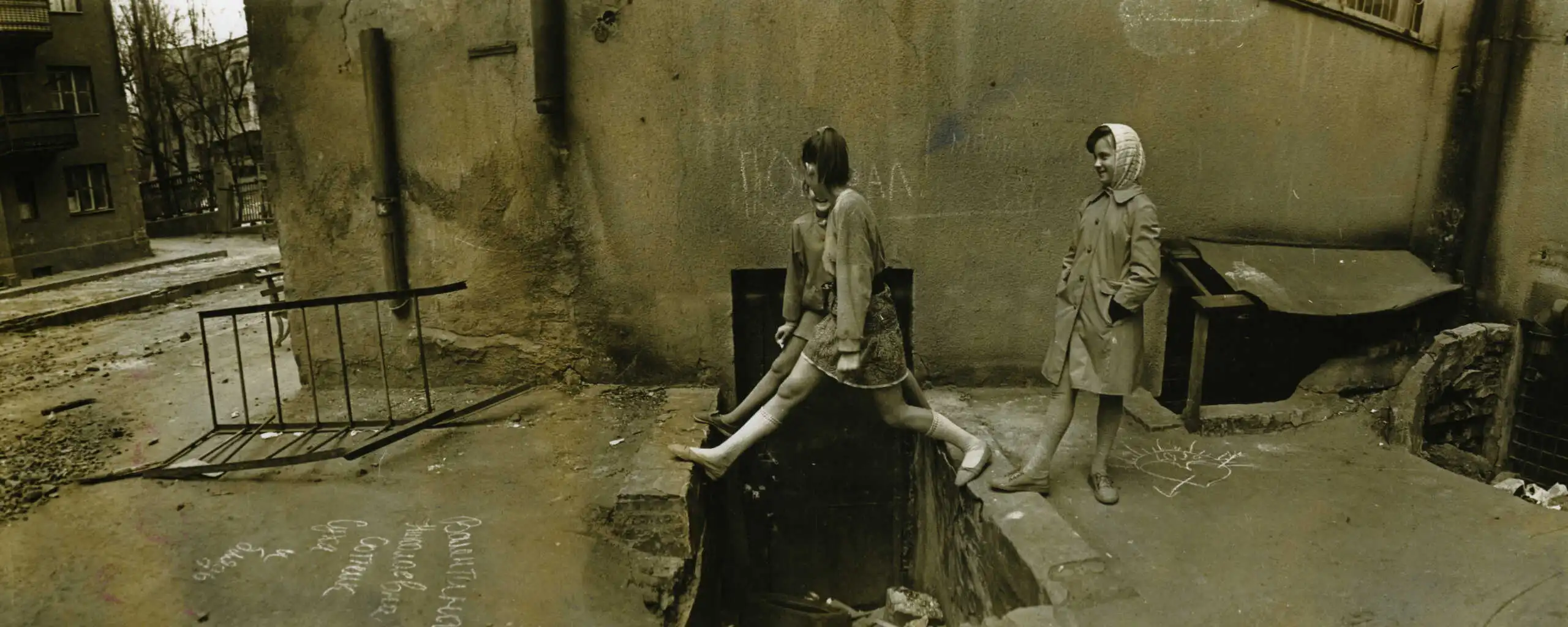 Boris Mikhailov, By the Ground, 1991. Courtesy l’artista; Guido Costa Projects, Torino; Sprovieri Gallery, London 