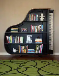 Scaffale a muro a forma di pianoforte 