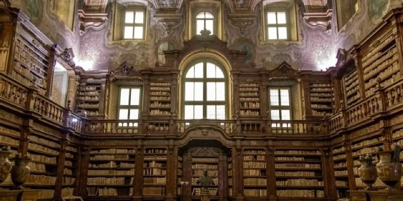 Napoli, libri antichi abbandonati tra la muffa e la polvere