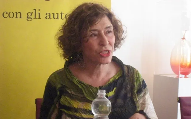 Azar Nafisi, “Per scrivere di sé e del proprio mondo bisogna esserne fuori, ponendo la giusta distanza dal luogo da cui si proviene”