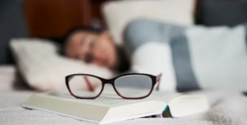 La sera è meglio leggere un libro cartaceo invece di un ebook