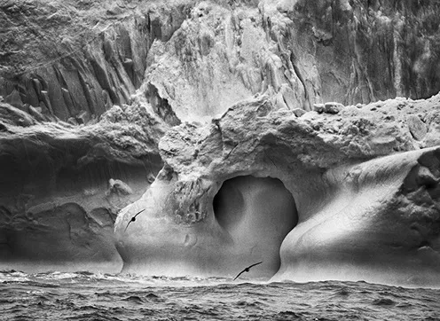 Gli iceberg sono pezzi di ghiacciaio che si staccano e vanno alla deriva nel mare. Tra l’Isola Bristol e l’Isola Bellingshausen, Isole Sandwich Australi, 2009© Sebastião Salgado/Contrasto